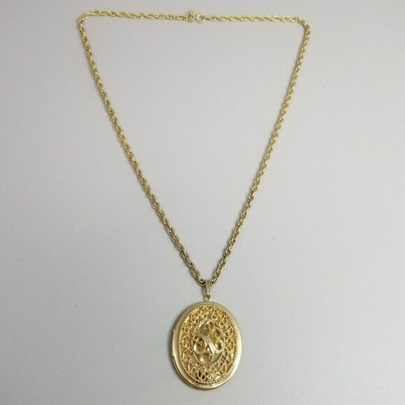 Vintage Sarah Coventry Large Oval Photo Locket Necklace, Gold Tone Scroll Design - Picture 5 of 9